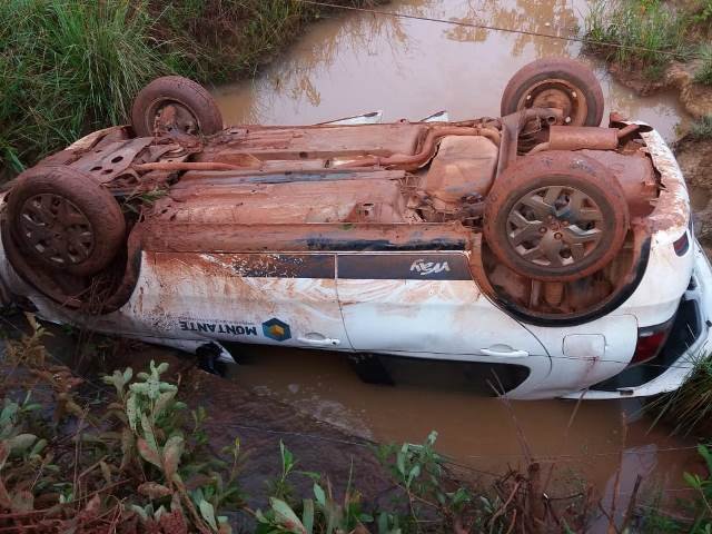 Carro que presta serviço para UHE Colíder capota parando dentro de bueiro. (Fotos)