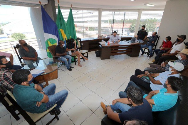 O Prefeito Maninho juntamente com os vereadores Marcelo Canova e Luiz Fiscal entram em negociação com moradores da comunidade a respeito do pedágio
