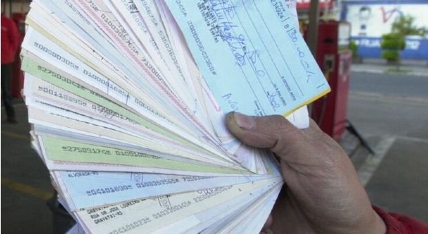 Candidato é acusado de pagar cabos eleitorais com cheques sem fundo; dívida de R$ 95 mil