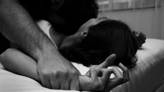 Três homens seguram e estupram "amiga" durante noite de bebedeira