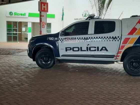 Bandidos invadem Sicredi, fazem reféns e fogem com dinheiro