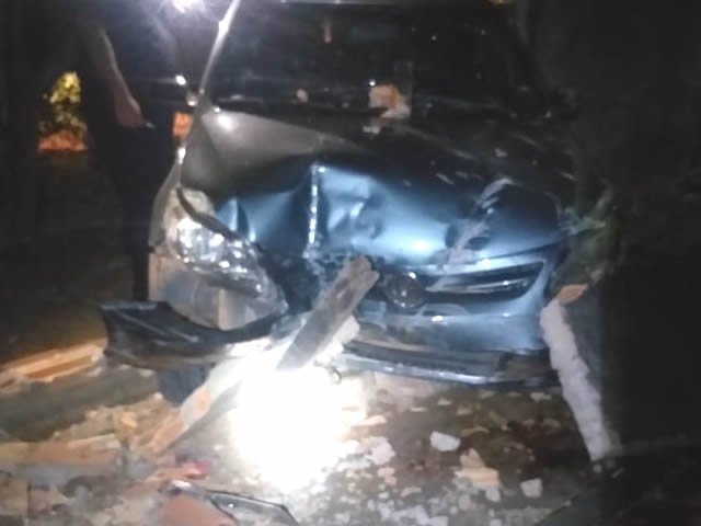 Carro em Colíder fica com a frente toda danificada apos motorista perder controle e derruba muros de duas residências. (Fotos)