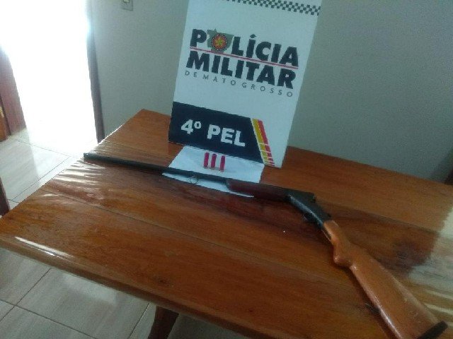 Homem atira em desafeto com arma de fogo