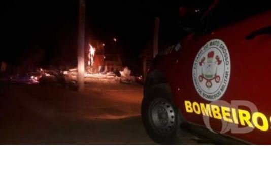 Casa de madeira pega fogo e fica totalmente destruída em Vera