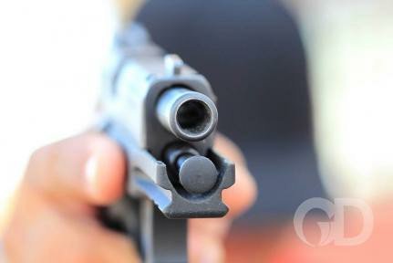 Atirador mata dois homens com tiros na cabeça em lanchonete durante a madrugada