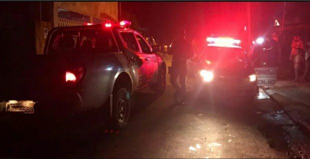 Dupla em moto atira e mata jovens em festa de aniversário
