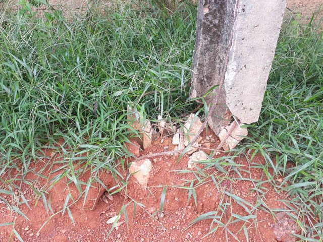 Moradores do Bairro Teles Pires denunciam poste caindo. (Fotos)