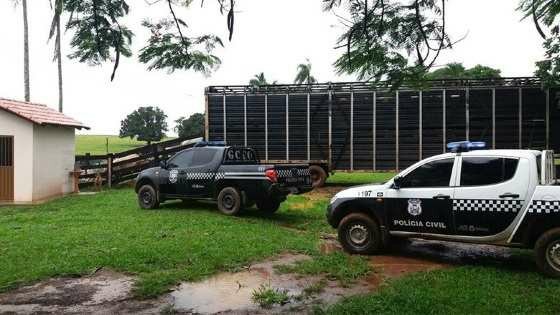 Bando invade fazenda, rouba joias e foge com Amarok e Strada das vítimas