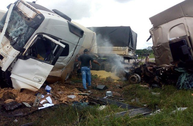 Carretas colidem frontalmente na BR-163 perímetro urbano de Guarantã do Norte
