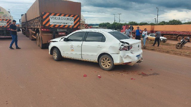 Carro fica prensado entre duas carretas na BR-163