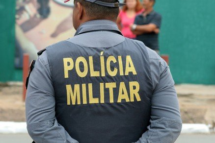 Homem é preso após espancar irmã de 14 anos em frente à mãe