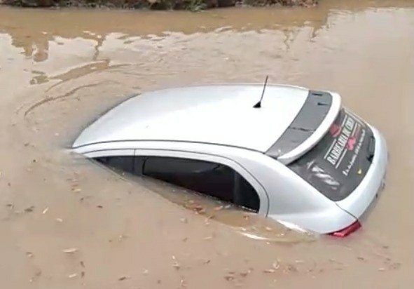 Carro cai em vala de escoamento de água
