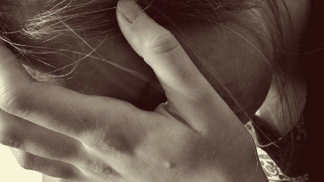 Homem invade casa, sufoca mulher com lençol e comete estupro