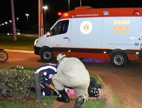Picape atropela moto, mulher cai, perfura pescoço e morre