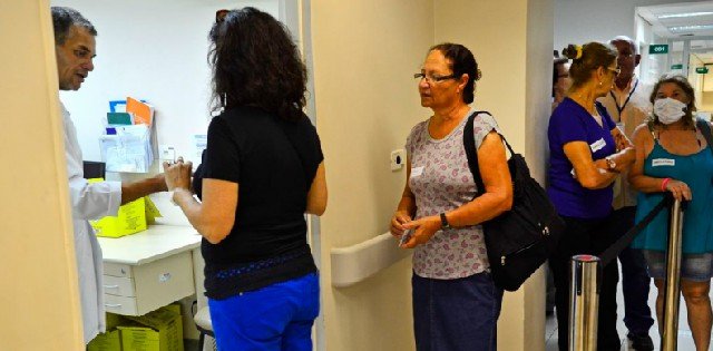 Câmara aprova projeto que criminaliza o ‘fura-fila’ da vacinação