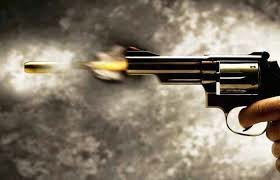 Homem mata filho a tiros para evitar que esposa fosse morta