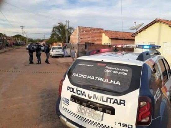 Homem é preso após expulsar mulher de casa por sair com amigas e esquecer da hora