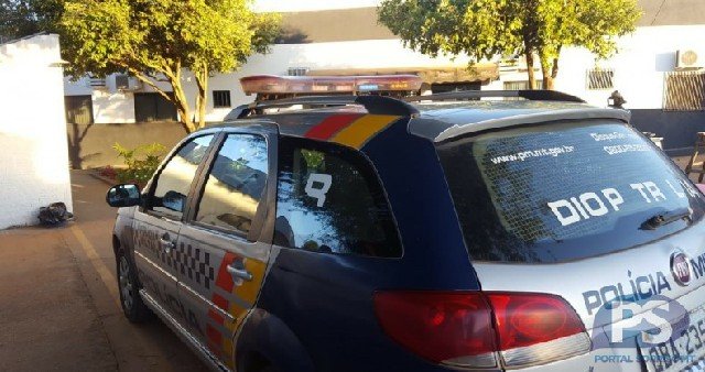 Casal briga e se agride com faca e copo quebrado
