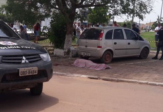 Homem é executado em plena luz do dia na Praça Central de Canaã. (Fotos)
