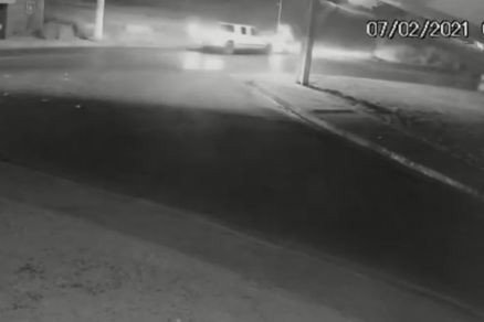 Vídeo mostra motociclista sendo lançado no teto de caminhonete