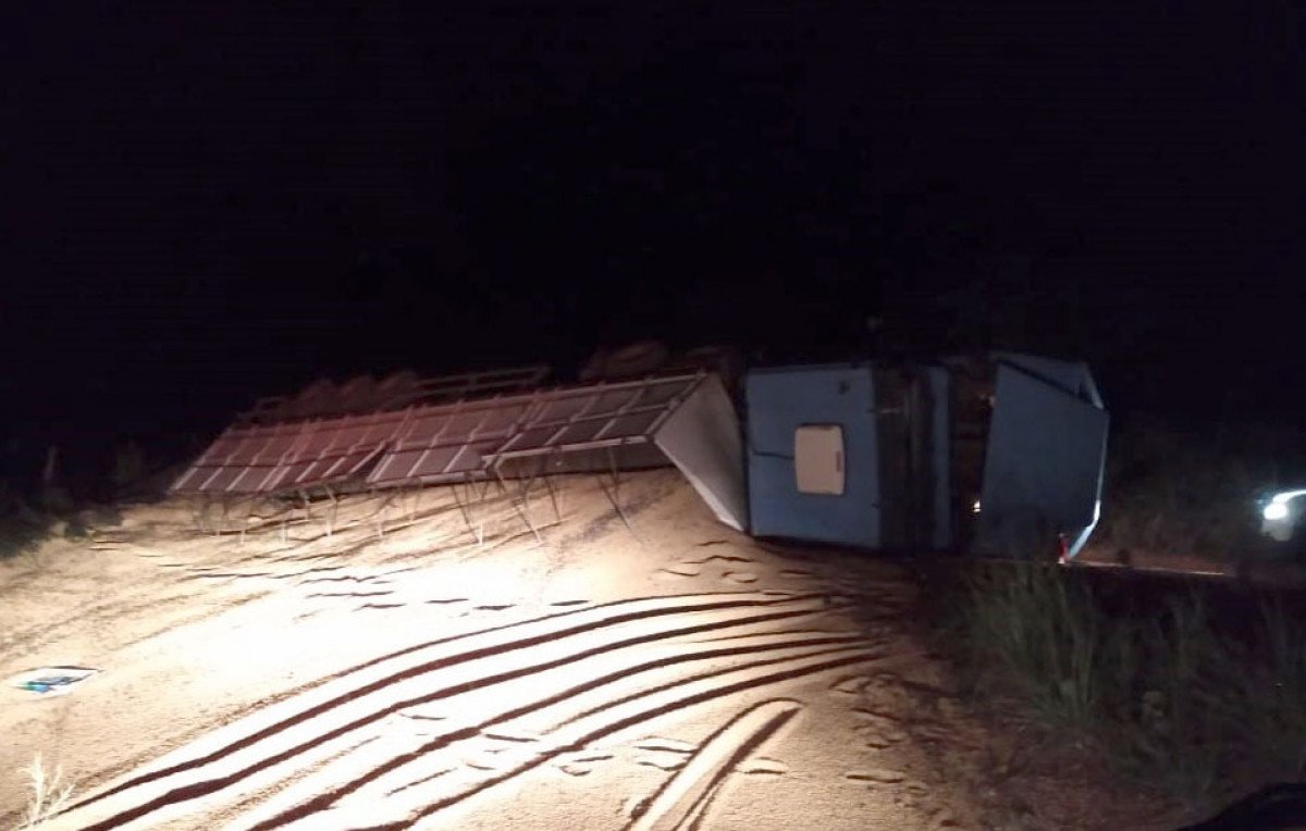 Carreta carregada com grãos tomba na MT-010, motorista é socorrido pelos Bombeiros