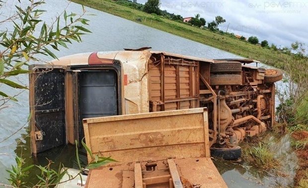 Ônibus com 12 trabalhadores tomba em represa próximo de assentamento em MT