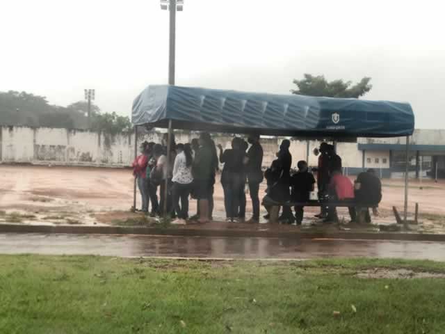 Futuros motoristas realizam provas de habilitação de baixo de chuvas em Colíder.