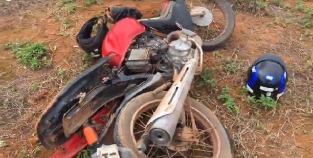 Jovem sofre fratura exposta em colisão entre carro e moto