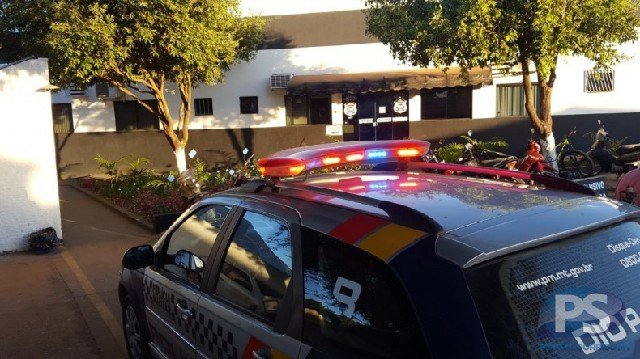 Homem agride mulher e ateia fogo em peças íntimas