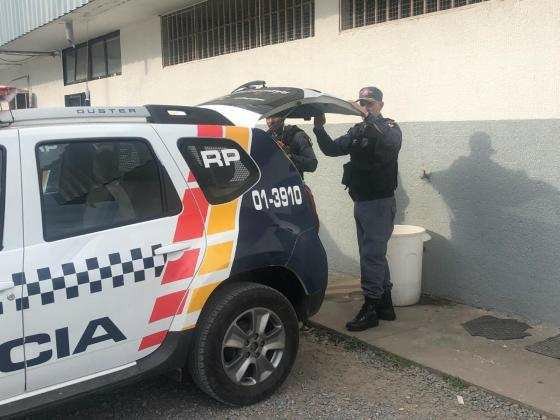 Homem descobre que dinheiro sumiu, espanca namorada e atropela PM
