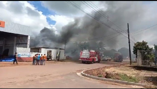 Bombeiros apagam incêndio de uma casa no centro da cidade