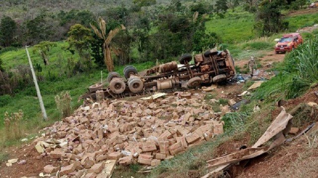 Caminhão com 30 toneladas de carne tomba na BR-163