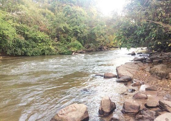 Homem de 63 anos morre afogado após canoa naufragar em rio