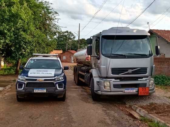 Ladrões de caminhão sequestram família com bebê e deixam vítimas amarradas na mata