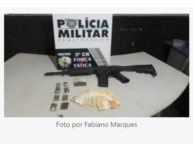 Homem é preso pela Força Tática com droga e réplica de metralhadora