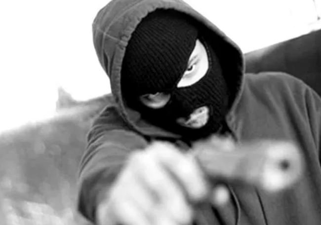 Bandidos armados levam Hilux e arma de grosso calibre no património de Colíder.