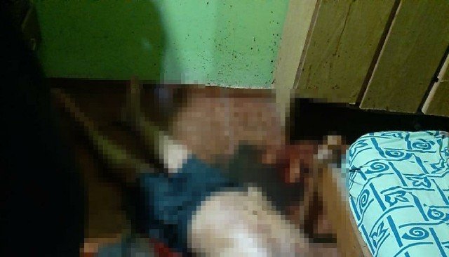 Amigos encontram comerciante morto degolado dentro de casa