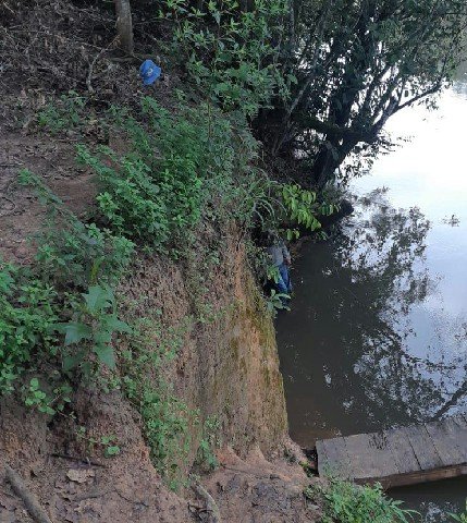 Corpo de homem é encontrado no rio e polícia investiga o caso