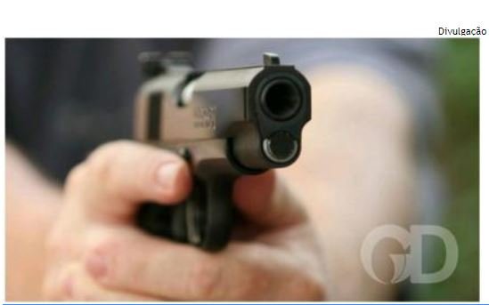 Homem atira em ex-mulher e é encontrado baleado na cabeça