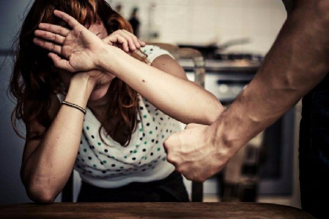 Policiais impedem suspeito de atear fogo na esposa