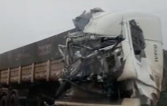 Carretas se chocam na BR-163 e motoristas são levados para hospital; vídeo