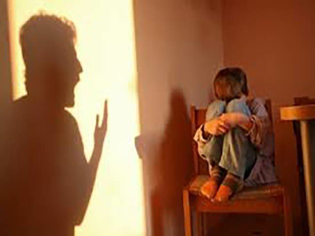 Mãe sai de quarto para fazer leite e ao retornar flagra marido colocando pênis na boca do filho