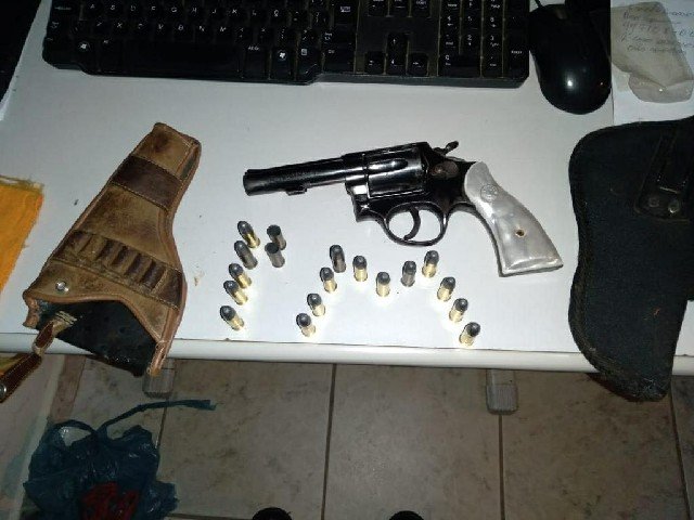 Homem é preso por ameaçar desafeto com revólver na porta de delegacia