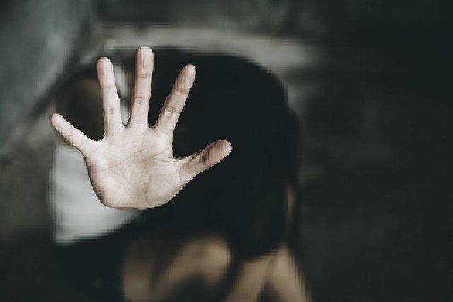 Homem é preso por estuprar amiga da esposa em residência