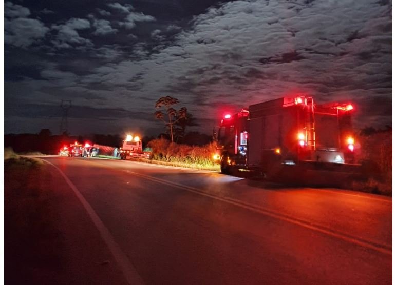Bombeiros de Colíder realizam atendimento a feridos em acidente de transito na BR-163 de Itaúba.