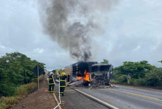 Grave acidente entre duas carretas deixa BR-364 interditada