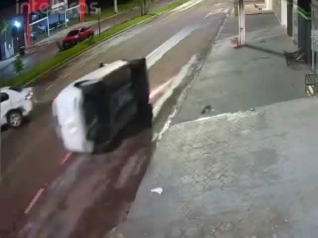 Carro capota após acidente no centro de Colíder, por pouco não acaba em tragédia. (Vídeo)