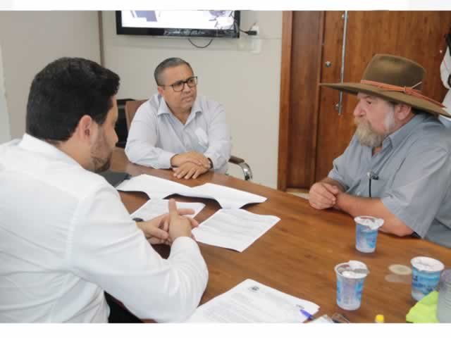 Prefeito Maninho recebe Deputado Federal Nelson Barbudo. (Fotos)
