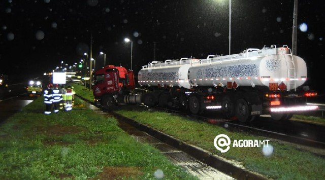 Carreta perde o freio e fica atravessada na BR – 163
