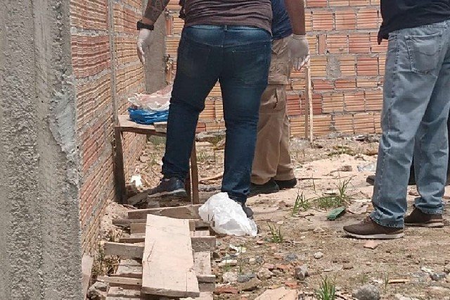 Jovem aborta e enterra gêmeos no quintal